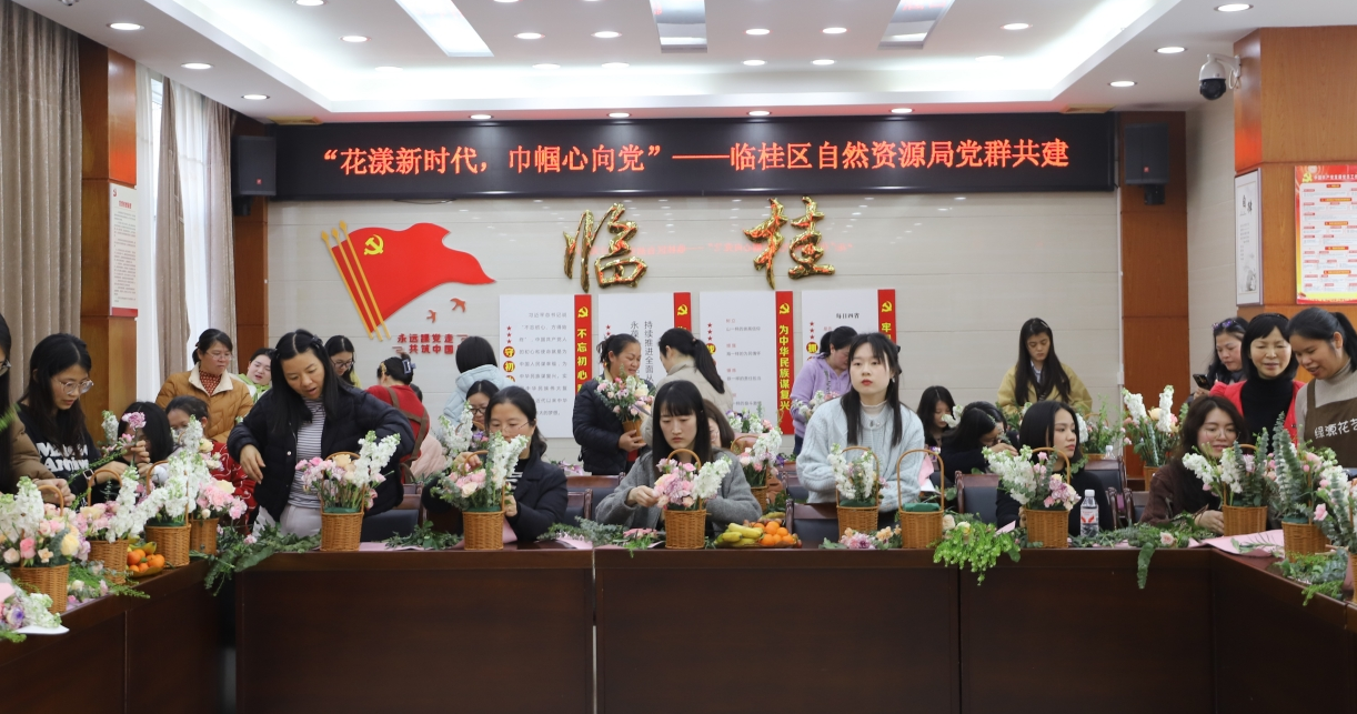 女同志们在老师的指导下学习插花.png
